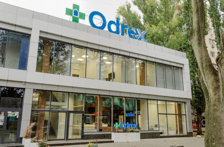 Небайдужі одесити бʼють на спалах: скандальна лікарня щоночі подає зашифровані світові сигнали в сторону морського порту