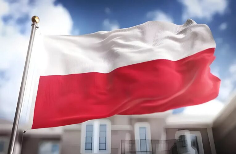 Можливо Польщі час змінити текст свого гімну, який прославляє ката українського народу